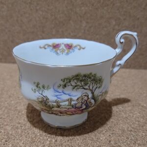 ROYAL CREST FINE BONE CHINA TEA CUP  TOILE PATTERN ENGLAND - EXCELLENT.